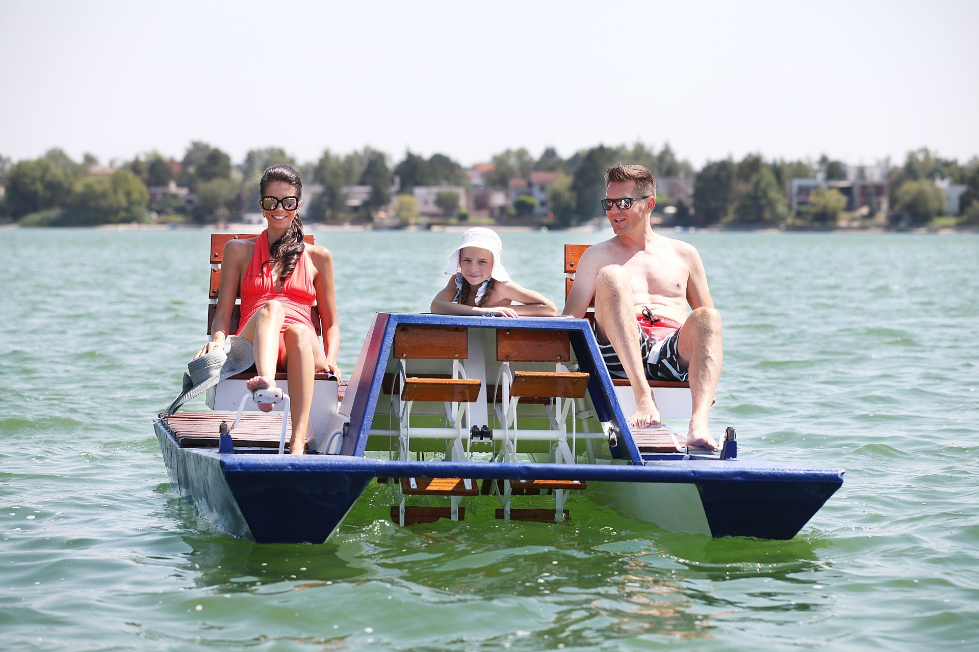 Rodina na šľapacom člne na Seneckých jazerách