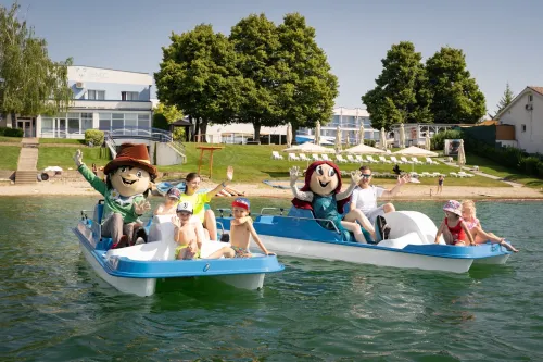 Maskoti s deťmi na loďkách na Seneckých jazerách