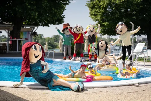 Maskoti s deťmi pri vonkajšom bazéne v hoteli Senec