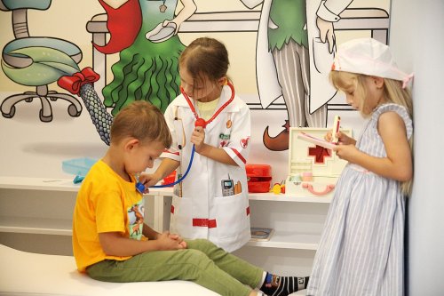 Deti hrajúce sa na doktorov v MiniMe