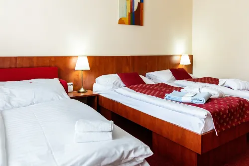 Dvojprístelka a dve postele v hotelovej izbe