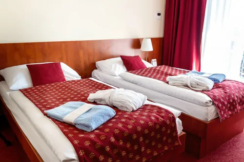 Interiér dvojlôžkovej izby v hoteli Senec